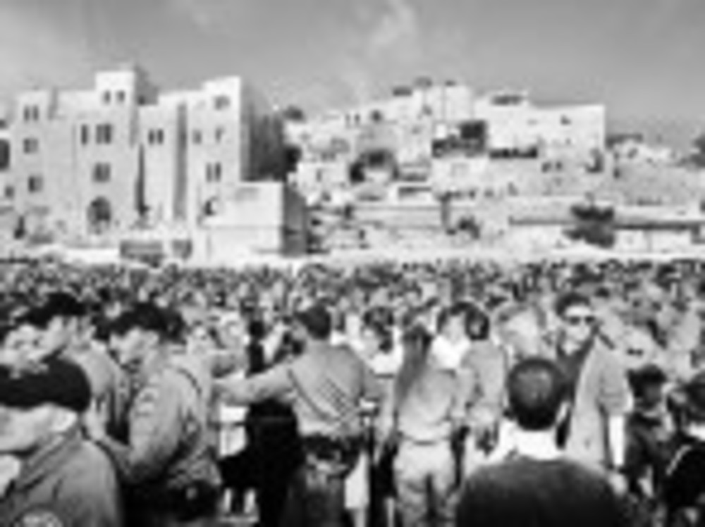 Police hold protesters back from Kotel. /RACHEL SALLOWAY